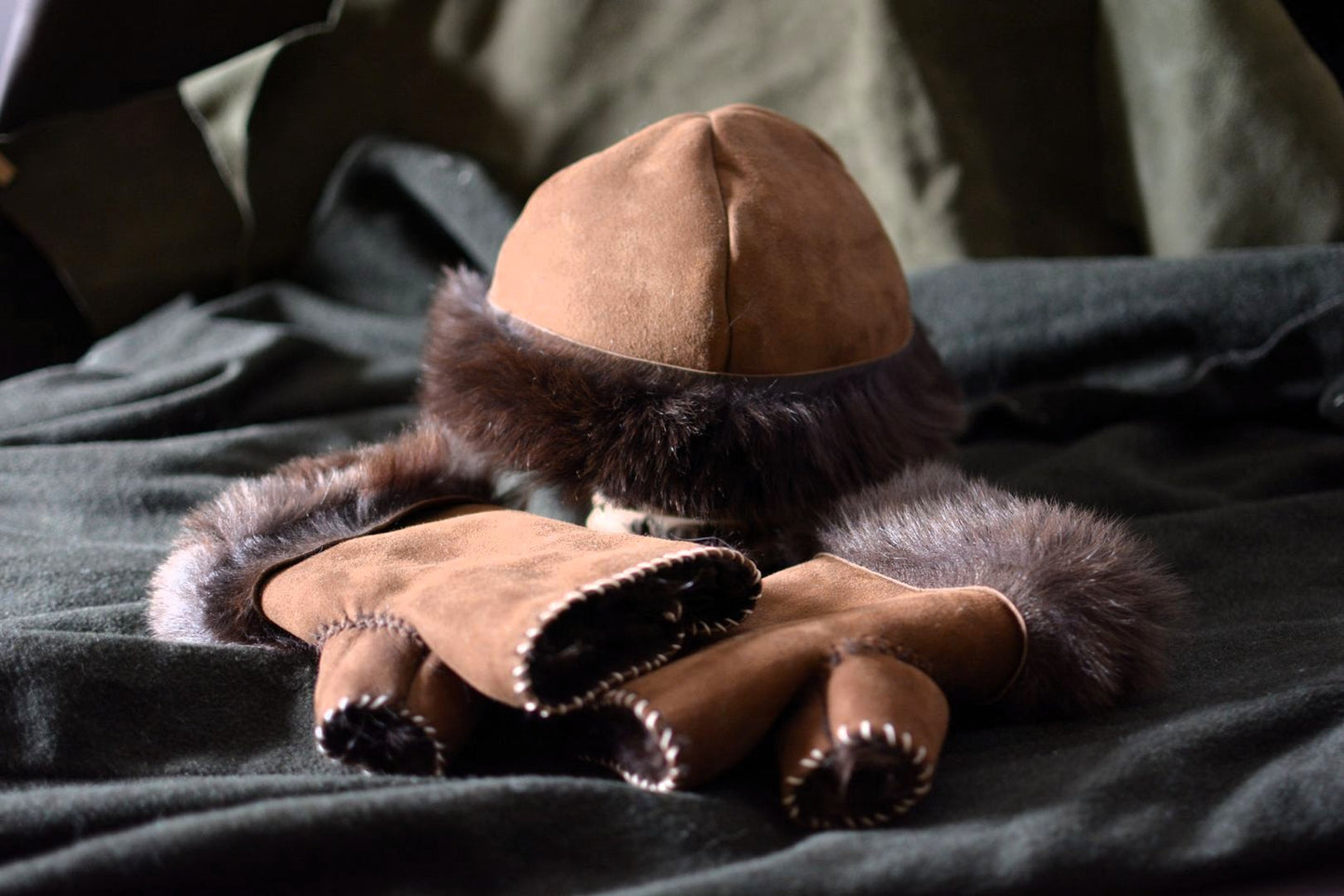 Ensemble bonnet & mitaines en peau de chèvre retournée (shearling)