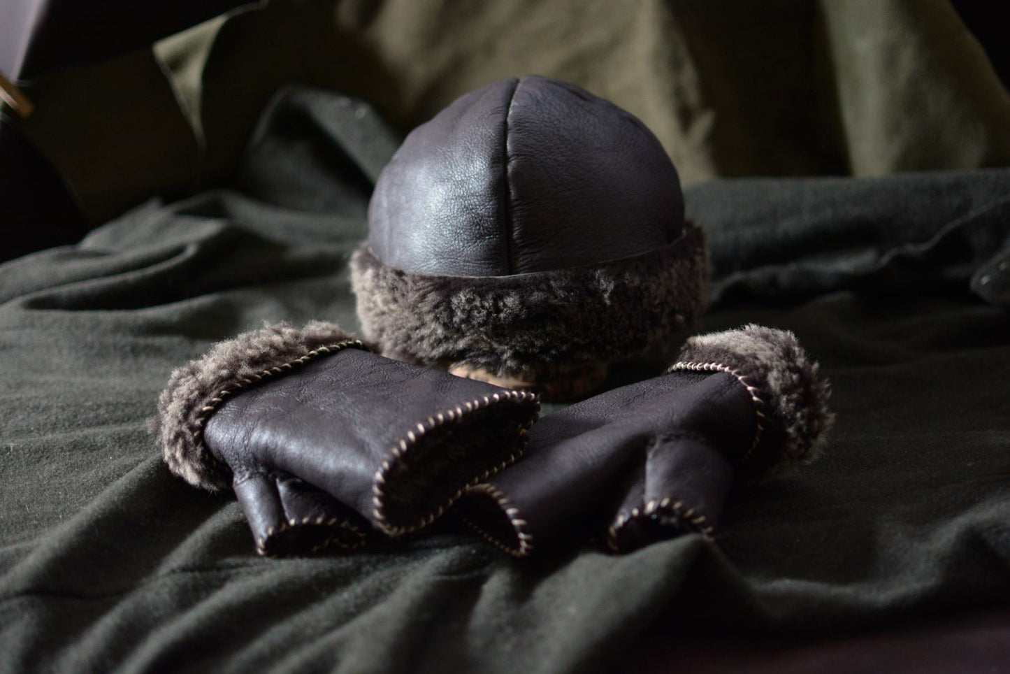 Ensemble bonnet et mitaines artisanaux en laine, style nordique, fond neutre. Forge Gardarson