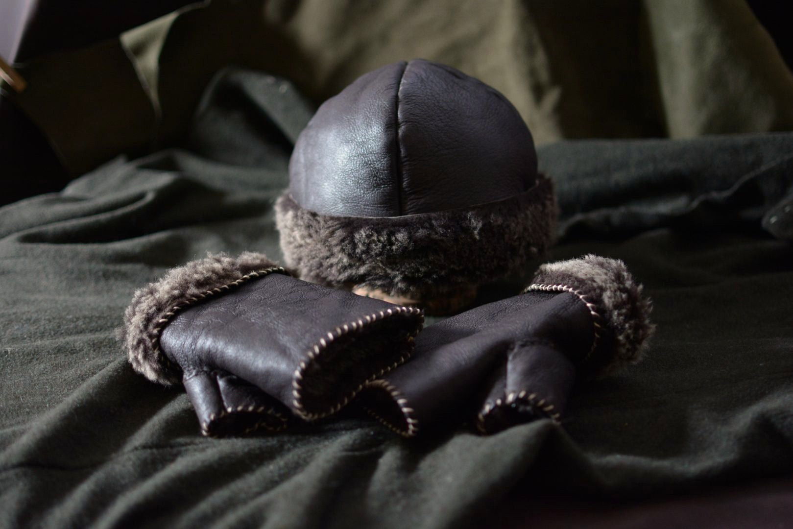 Ensemble bonnet et mitaines artisanaux en laine, style nordique, fond neutre. Forge Gardarson