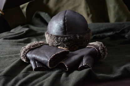 Ensemble bonnet et mitaines artisanaux en laine, style nordique, fond neutre. Forge Gardarson