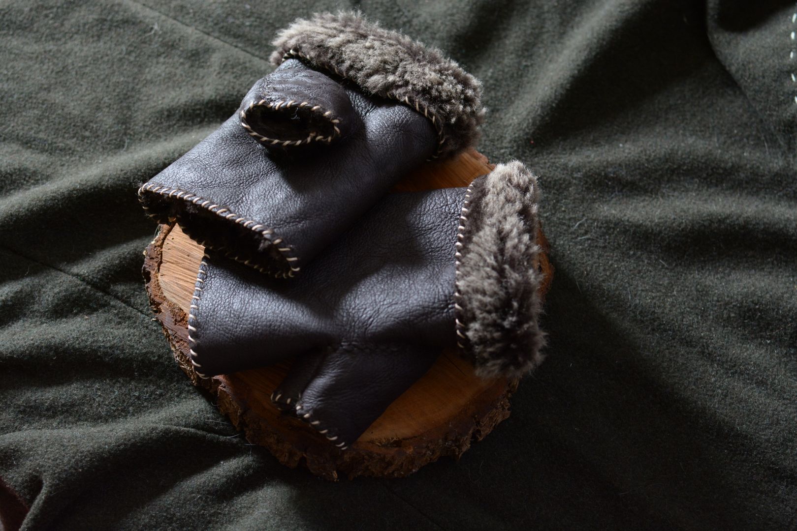 Mitaines artisanales en laine, vue de face, fond neutre