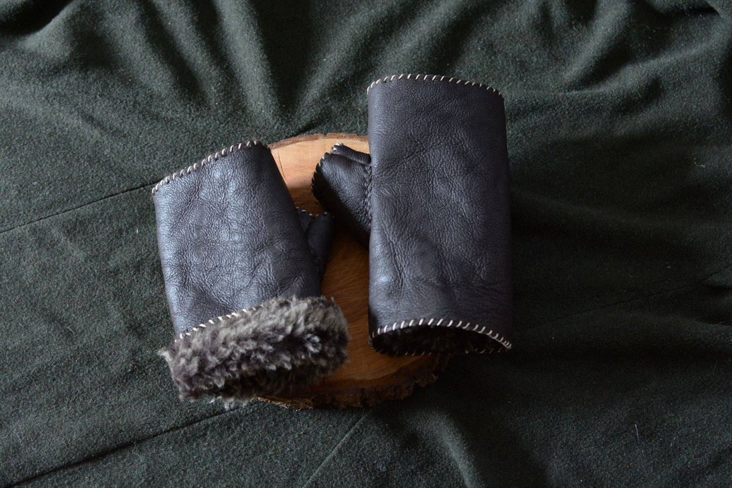 Mitaine artisanale en laine, vue du dos, détail de la texture