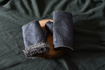 Mitaine artisanale en laine, vue du dos, détail de la texture