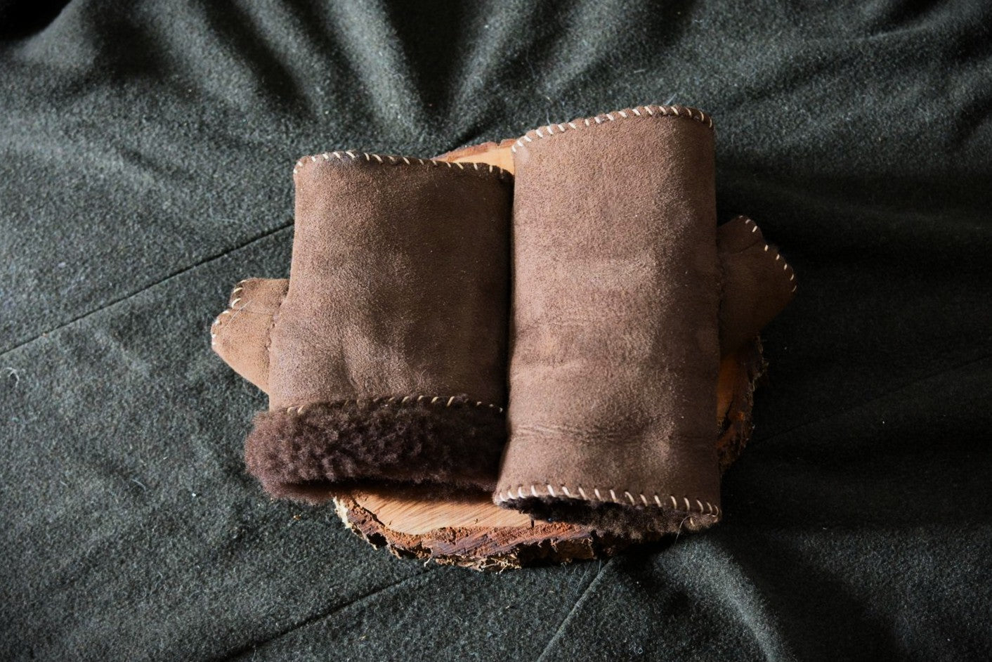 Mitaine shearling mouton dépliée, rallongée au poignet, détail de la coupe et du cuir suède