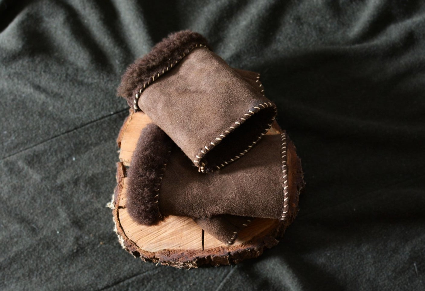 Dos des mitaines en peau de mouton retournée (shearling), détail de la texture cuir grainé