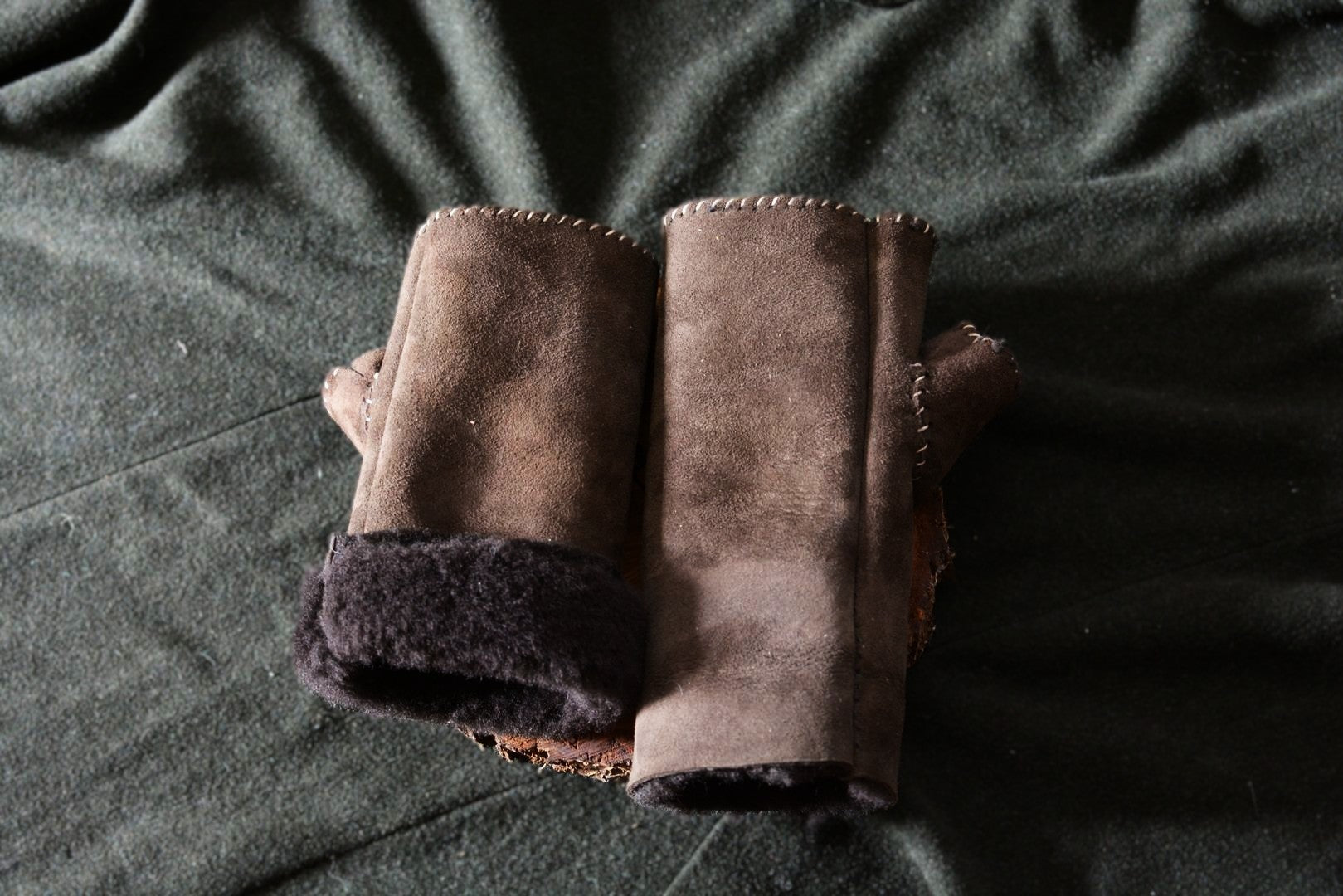 Mitaines shearling mouton, une mitaine dépliée pour plus de longueur au poignet, détail de la coupe