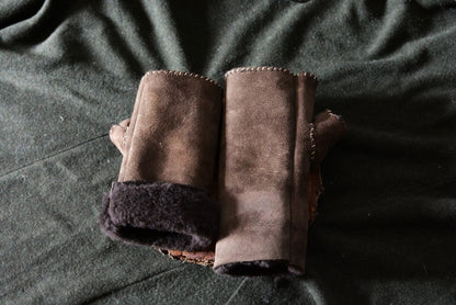 Mitaines shearling mouton, une mitaine dépliée pour plus de longueur au poignet, détail de la coupe