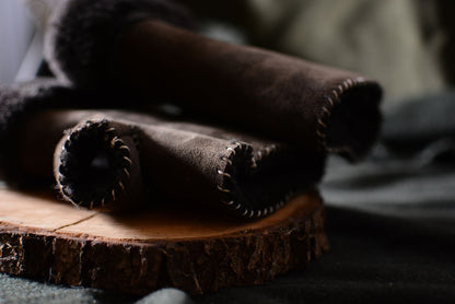 Détail de la fourrure de mouton naturelle (shearling), texture douce et moelleuse