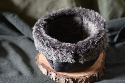 Intérieur du bonnet artisanal, détail peau de mouton