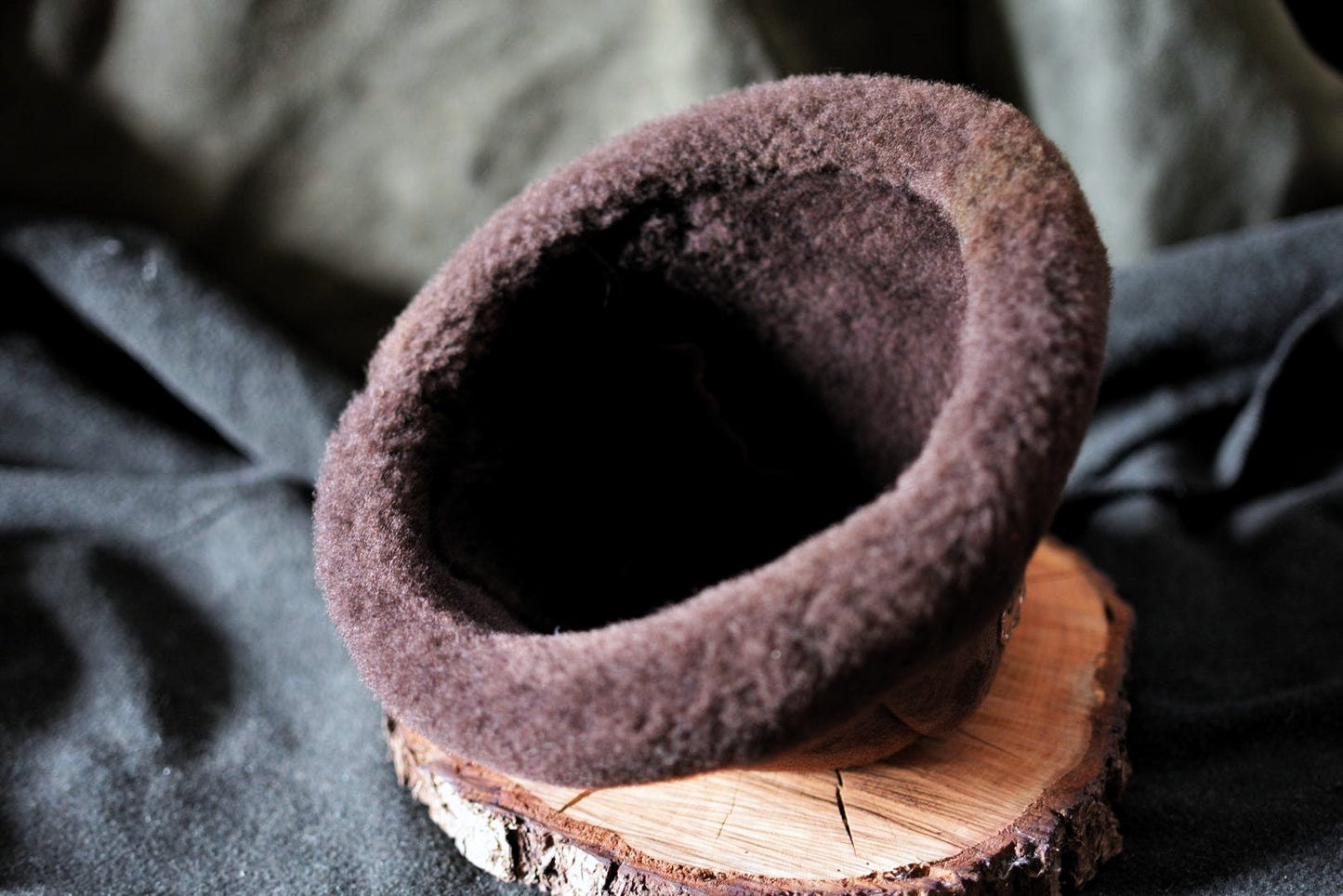 Intérieur du bonnet en peau de mouton retournée, fourrure naturelle et finitions artisanales
