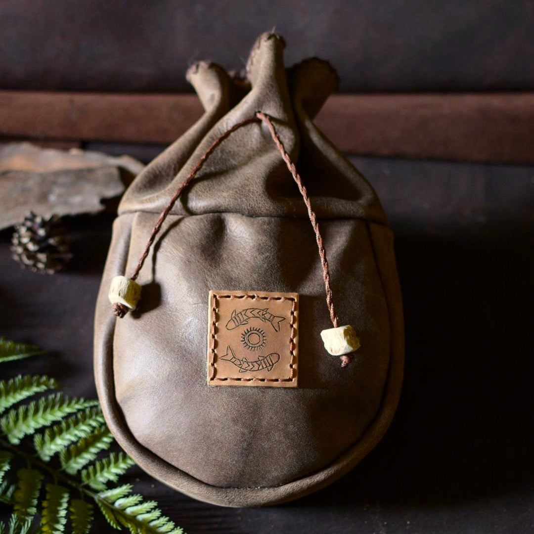  Grande bourse en cuir souple Forge Gardarson, vue de face, inspiration sami