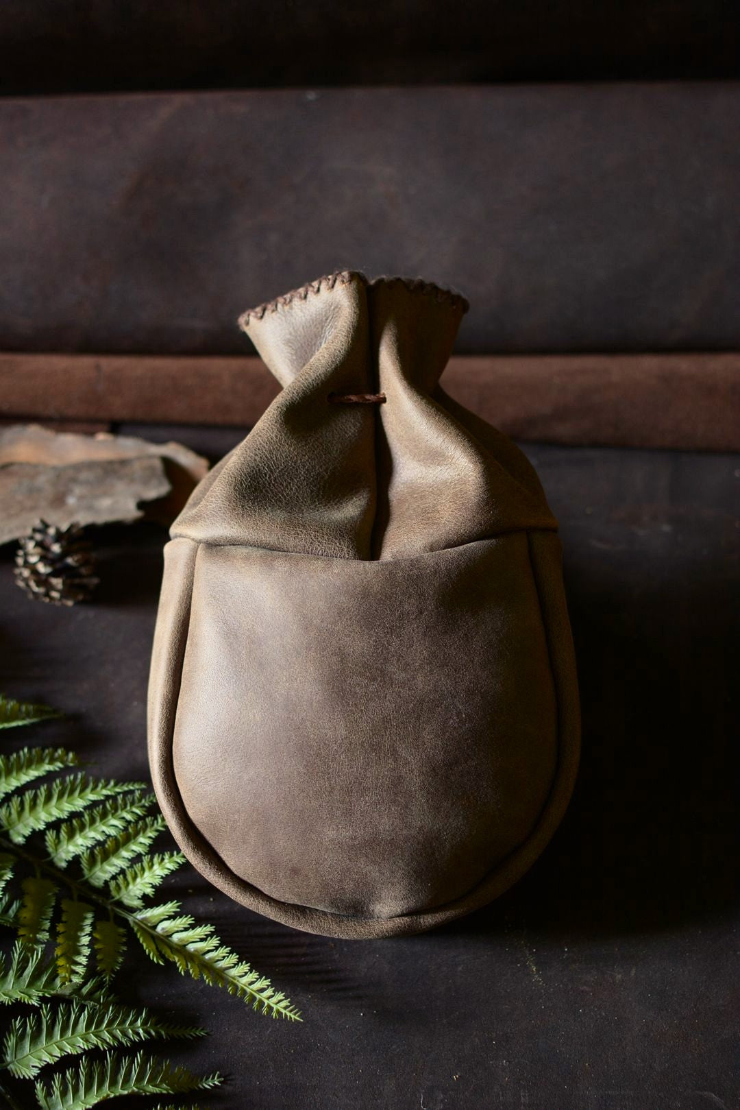 Grande bourse en cuir souple Forge Gardarson, vue de dos, fabrication artisanale française