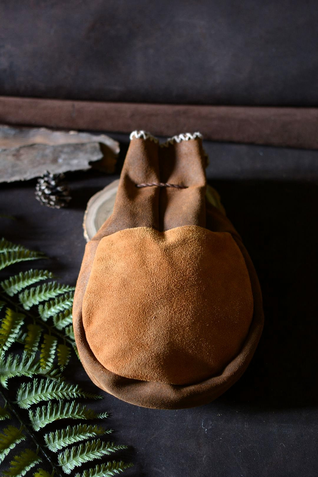 Grande bourse en cuir artisanal sami – vue de dos – fait main en France – Forge Gardarson