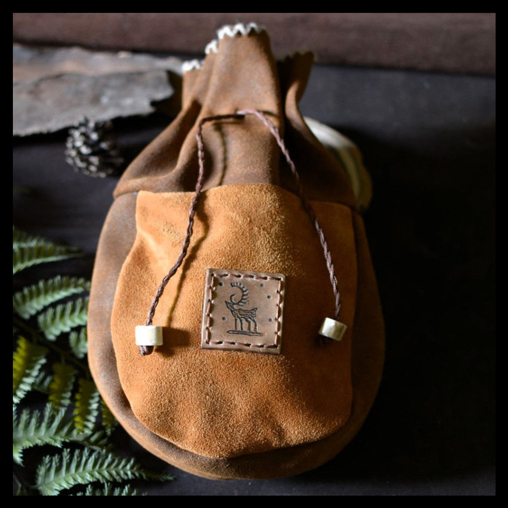 Grande bourse en cuir d'inspiration sami  – vue de face – Forge Gardarson