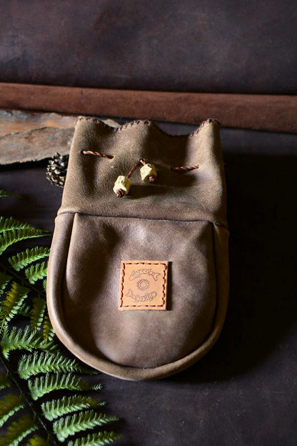 Grande bourse cuir artisanale Forge Gardarson, face, patch pétroglyphe et perles en bois de chevreuil