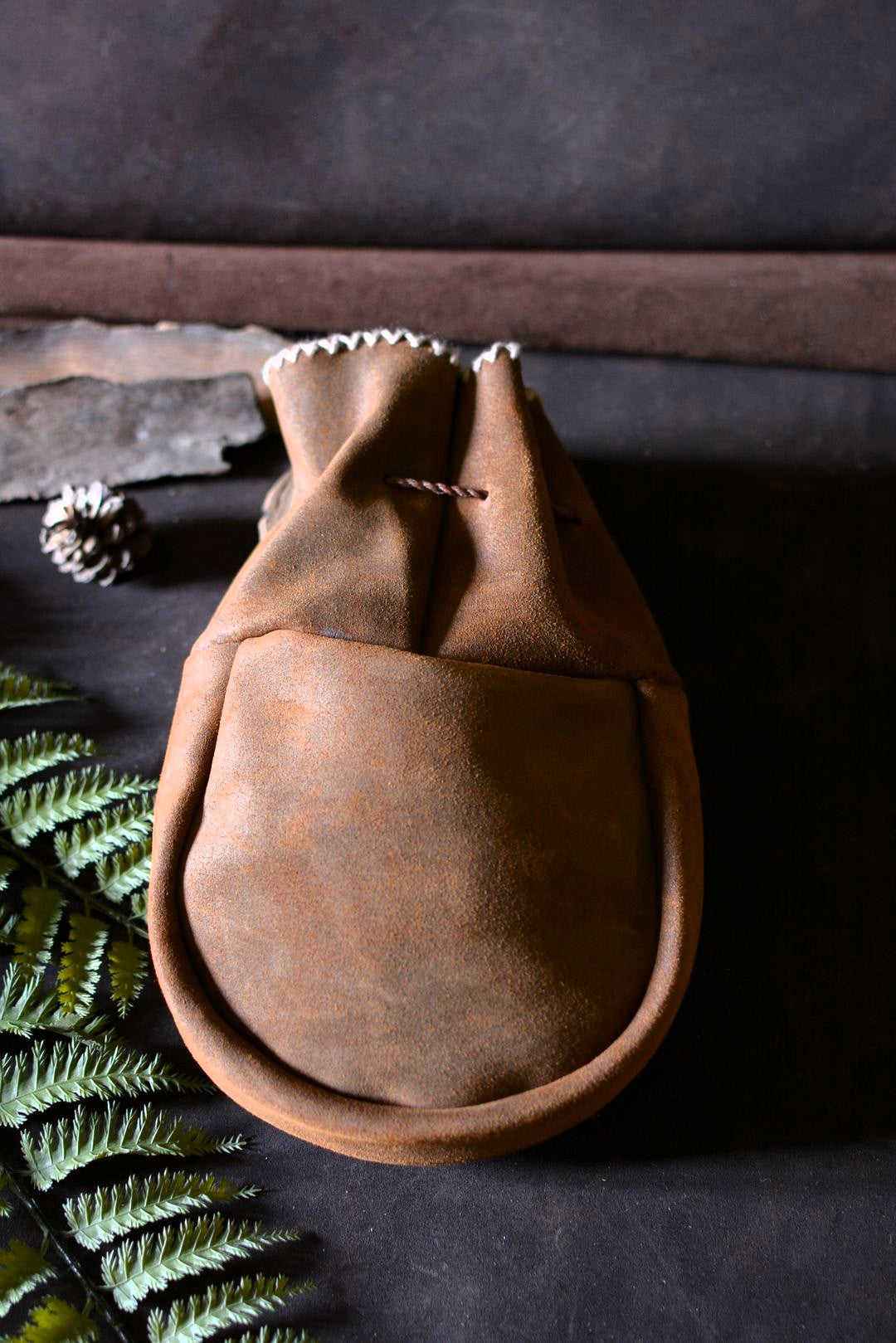 Grande bourse en cuir artisanal sami – vue de dos – fait main