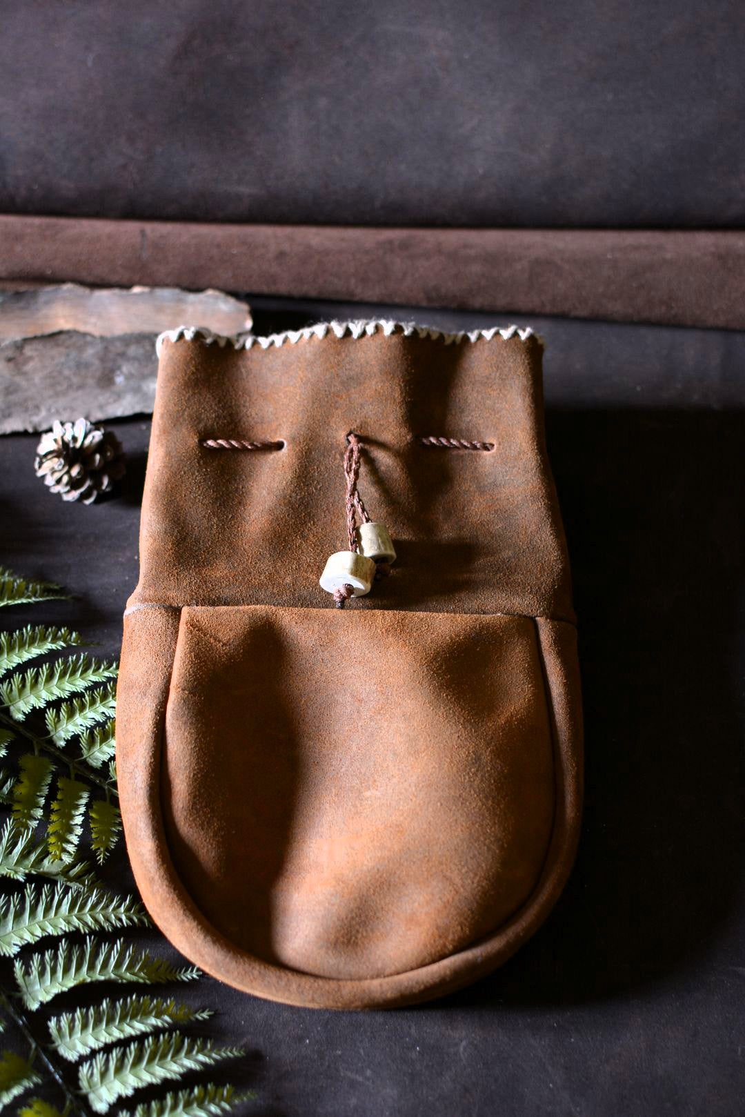Grande bourse en cuir d'inspiration sami n°3 – vue de face – Forge Gardarson