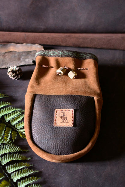 Grande bourse en cuir d'inspiration sami n°4 – vue de face  ouverte – Forge Gardarson