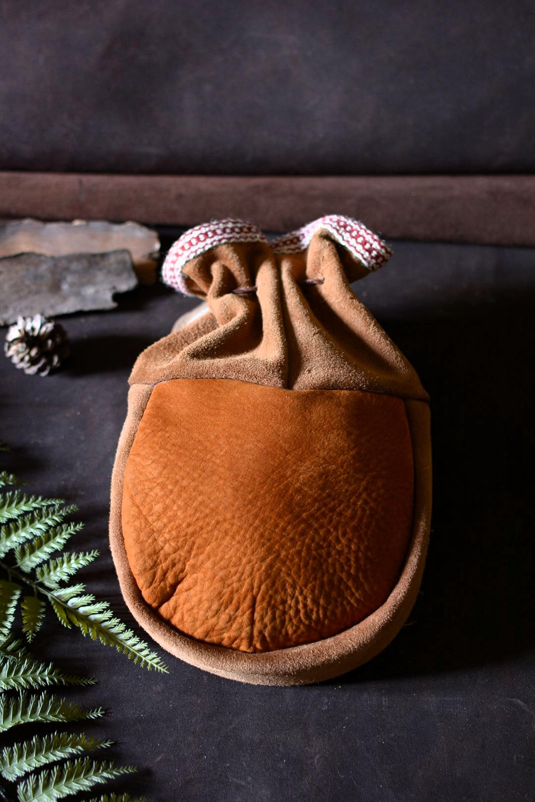 Grande bourse en cuir artisanal sami – vue de dos – fait main en France – Forge Gardarson