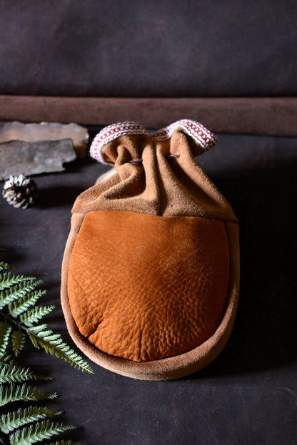 Grande bourse en cuir artisanal sami – vue de dos – fait main en France – Forge Gardarson