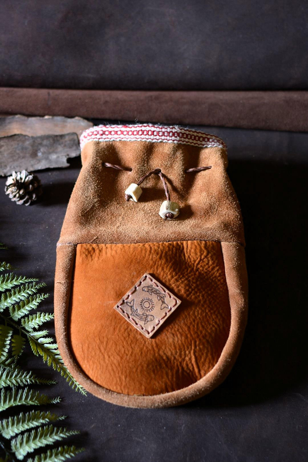 Grande bourse en cuir d'inspiration sami – vue de face – Forge Gardarson