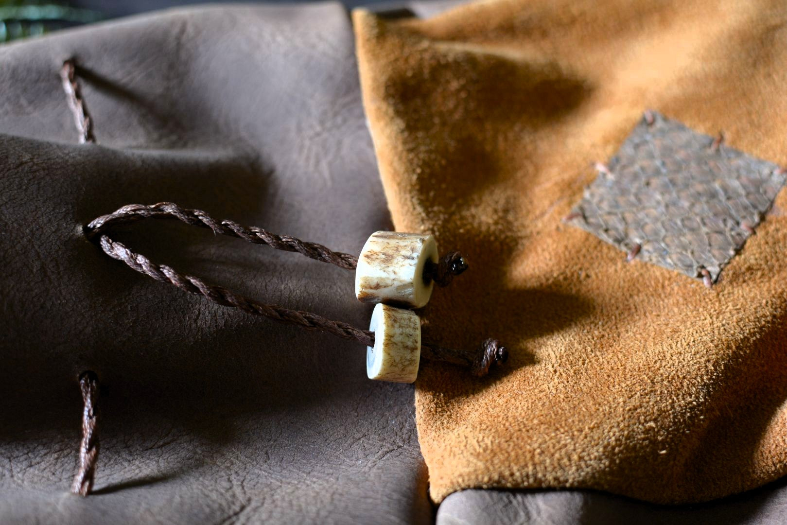 Détail perles en bois de chevreuil – grande bourse cuir artisanal sami – Forge Gardarson