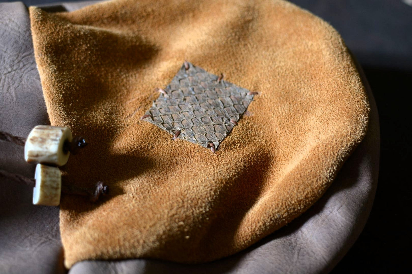 Détail patch en cuir de poisson - fabrication française - bourse sami - Forge Gardarson