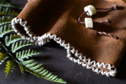 Détail perles en bois de chevreuil – grande bourse cuir artisanal sami – Forge Gardarson