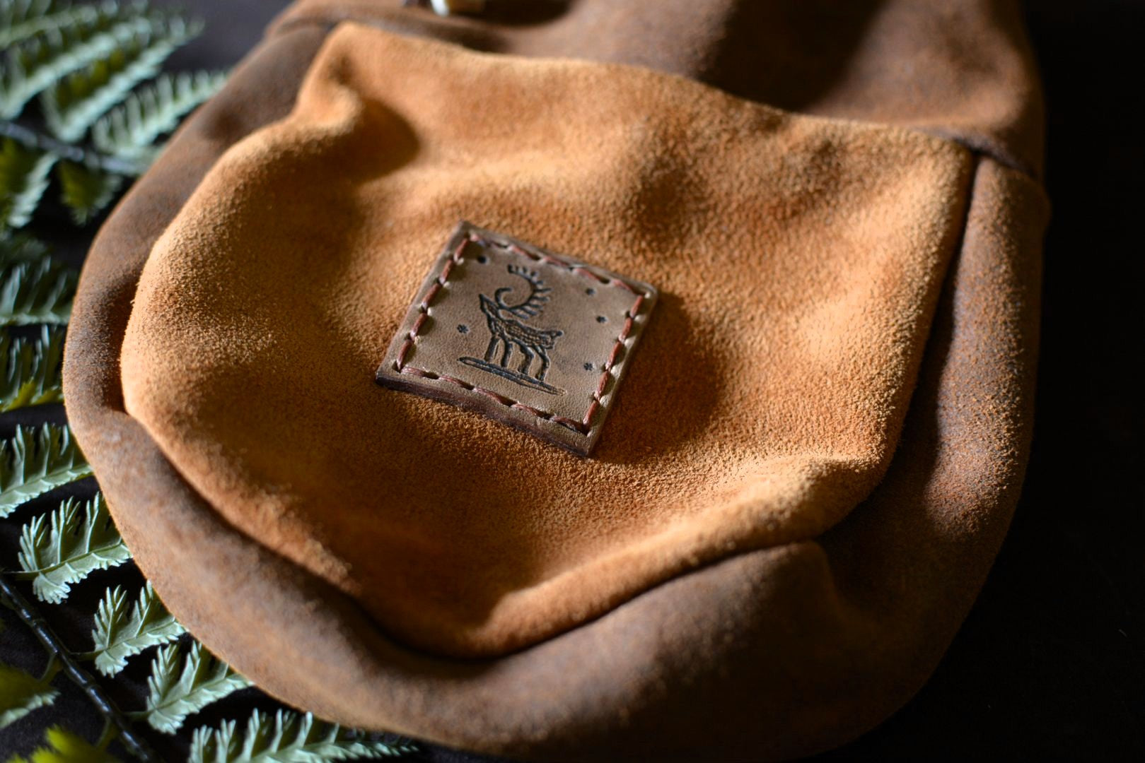 Détail patch pétroglyphe cerf en cuir tannage végétal – bourse sami – Forge Gardarson