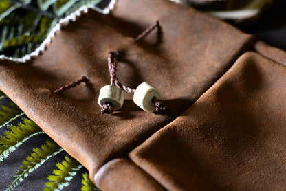 Détail perles en bois de chevreuil – grande bourse cuir artisanal sami – Forge Gardarson