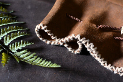 Détail laçage cordon coton – grande bourse cuir sami – Forge Gardarson