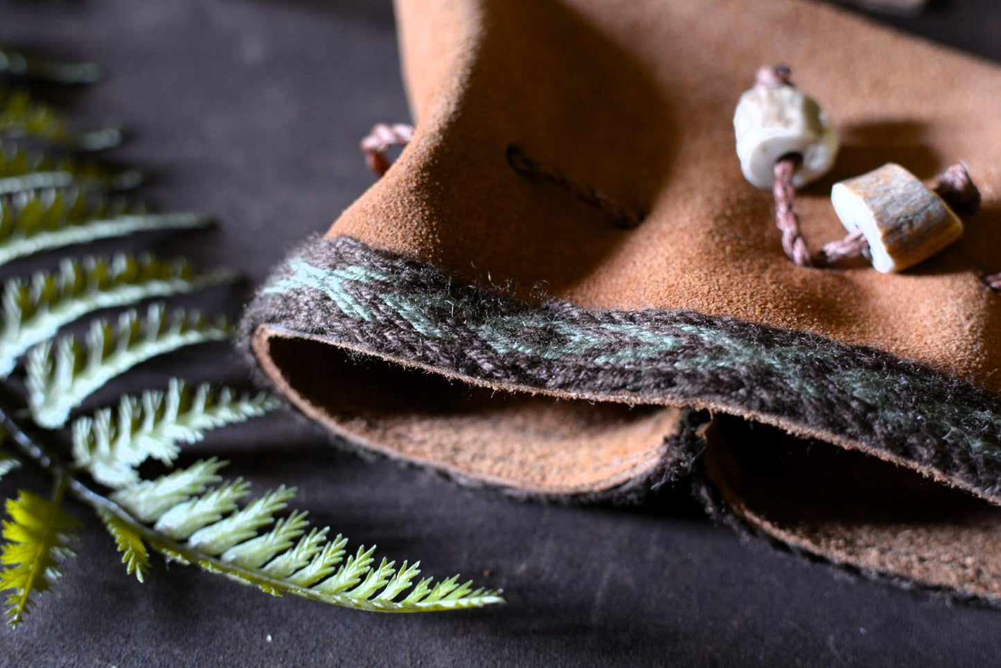 Détail galon en laine tissé aux cartes – grande bourse cuir sami – Forge Gardarson