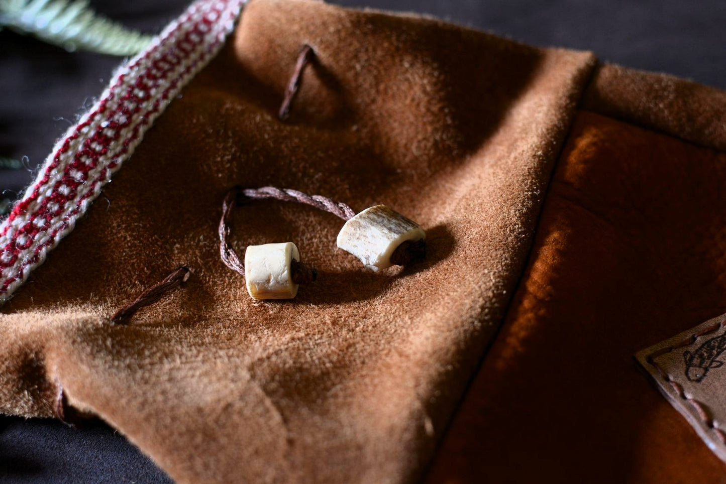 Détail perles en bois de chevreuil – grande bourse cuir artisanal sami – Forge Gardarson