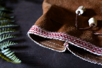 Détail galon en laine tissé au peigne – grande bourse cuir sami – Forge Gardarson