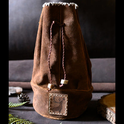 Petit sac en cuir artisanal Forge Gardarson, posé de face, inspiration sami