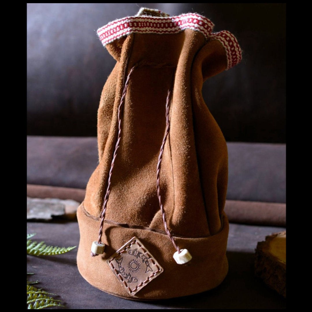 Petit sac en cuir artisanal Forge Gardarson, posé de face, inspiration sami