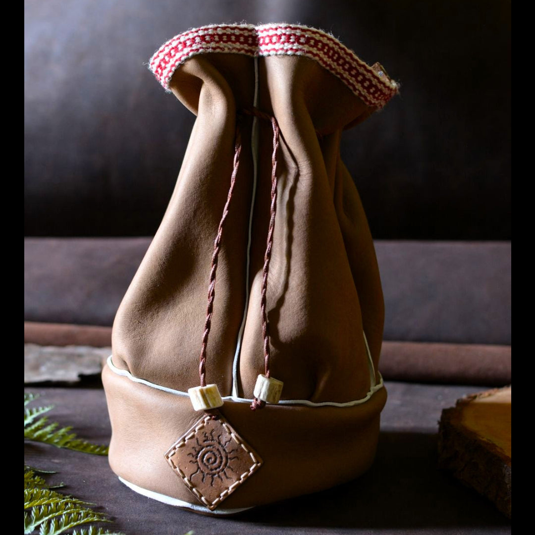 Petit sac en cuir souple inspiration sami n°3 – vue de face – Forge Gardarson