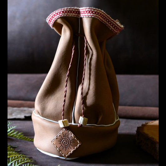 Petit sac en cuir souple inspiration sami n°3 – vue de face – Forge Gardarson