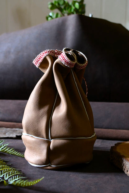 Bourse en cuir artisanal sami – vue de dos – fait main en France – Forge Gardarson