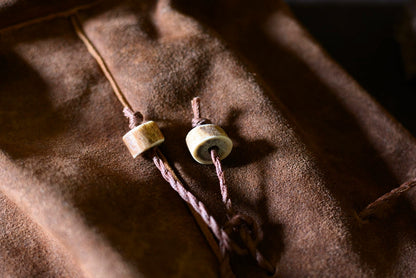 Détail des perles en bois de chevreuil sur le petit sac cuir Forge Gardarson