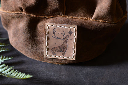 Détail du patch pétroglyphe cerf sur le petit sac cuir Forge Gardarson