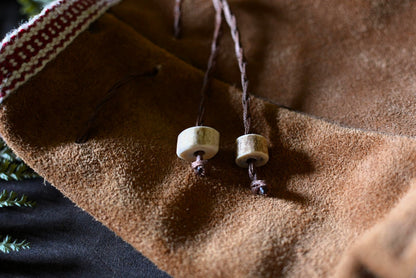 Détail des perles en bois de chevreuil sur le petit sac cuir Forge Gardarson