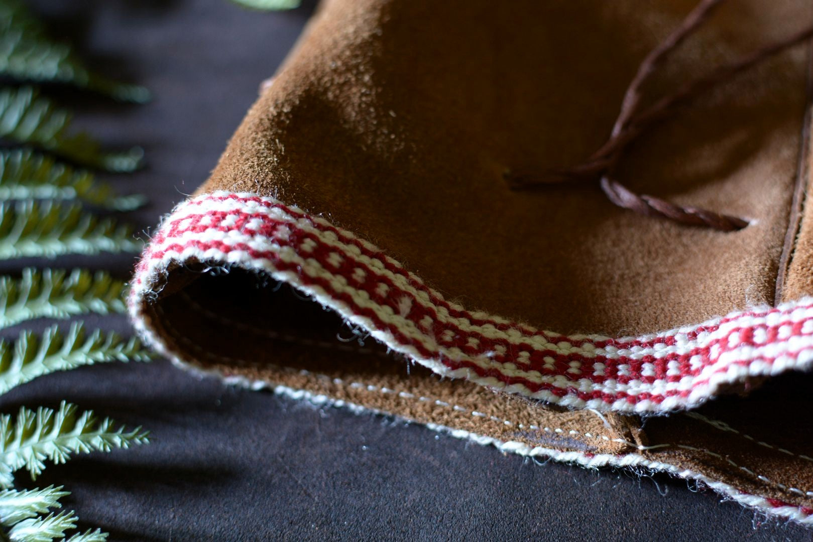 Détail du galon tissé artisanal du petit sac Forge Gardarson