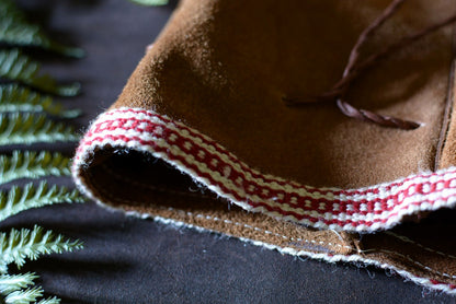 Détail du galon tissé artisanal du petit sac Forge Gardarson