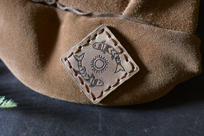 Détail du patch pétroglyphe cerf sur le petit sac cuir Forge Gardarson