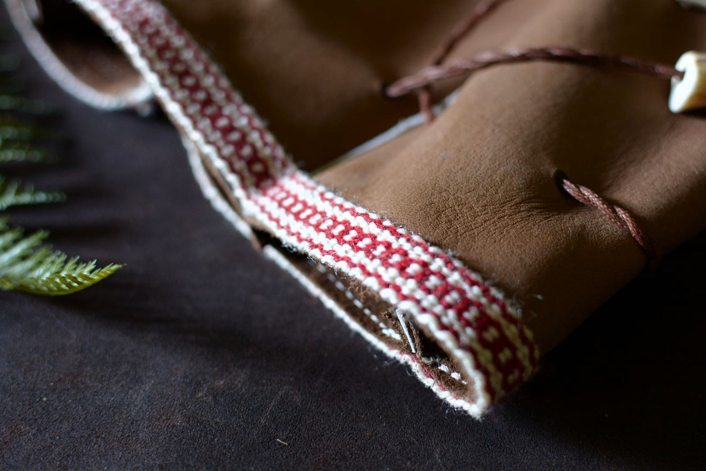 Détail bordure galon en laine tissé au peigne – sac cuir artisanal sami – Forge Gardarson