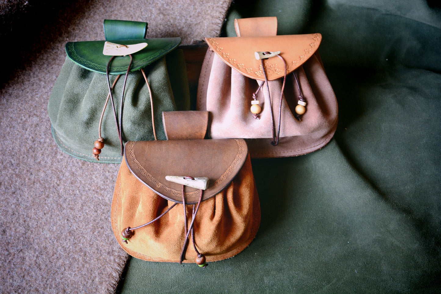 Bourse médiévale en cuir & bois de cerf