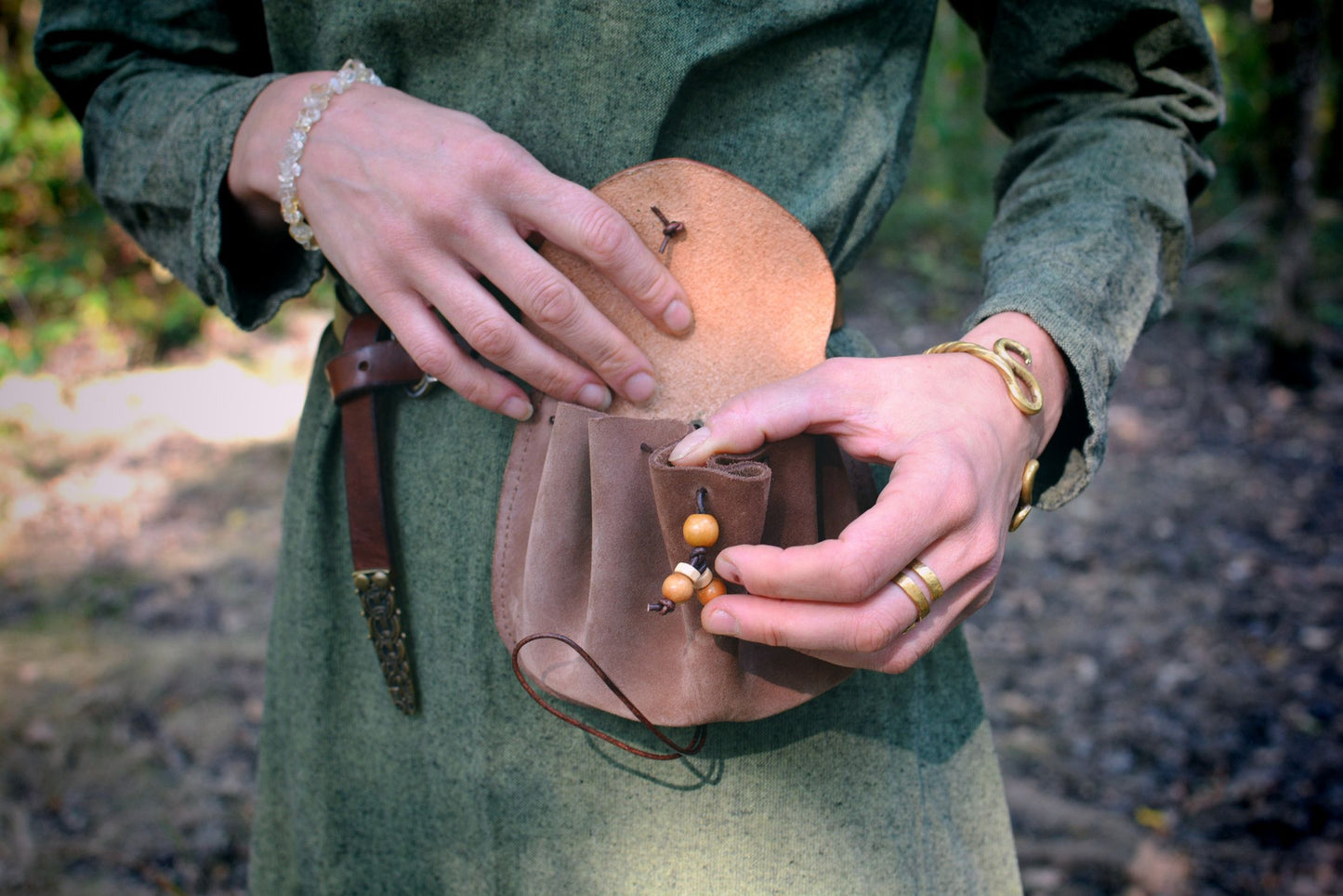 Bourse médiévale en cuir & bois de cerf