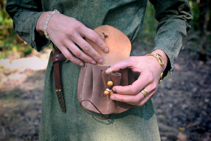 Bourse médiévale en cuir & bois de cerf