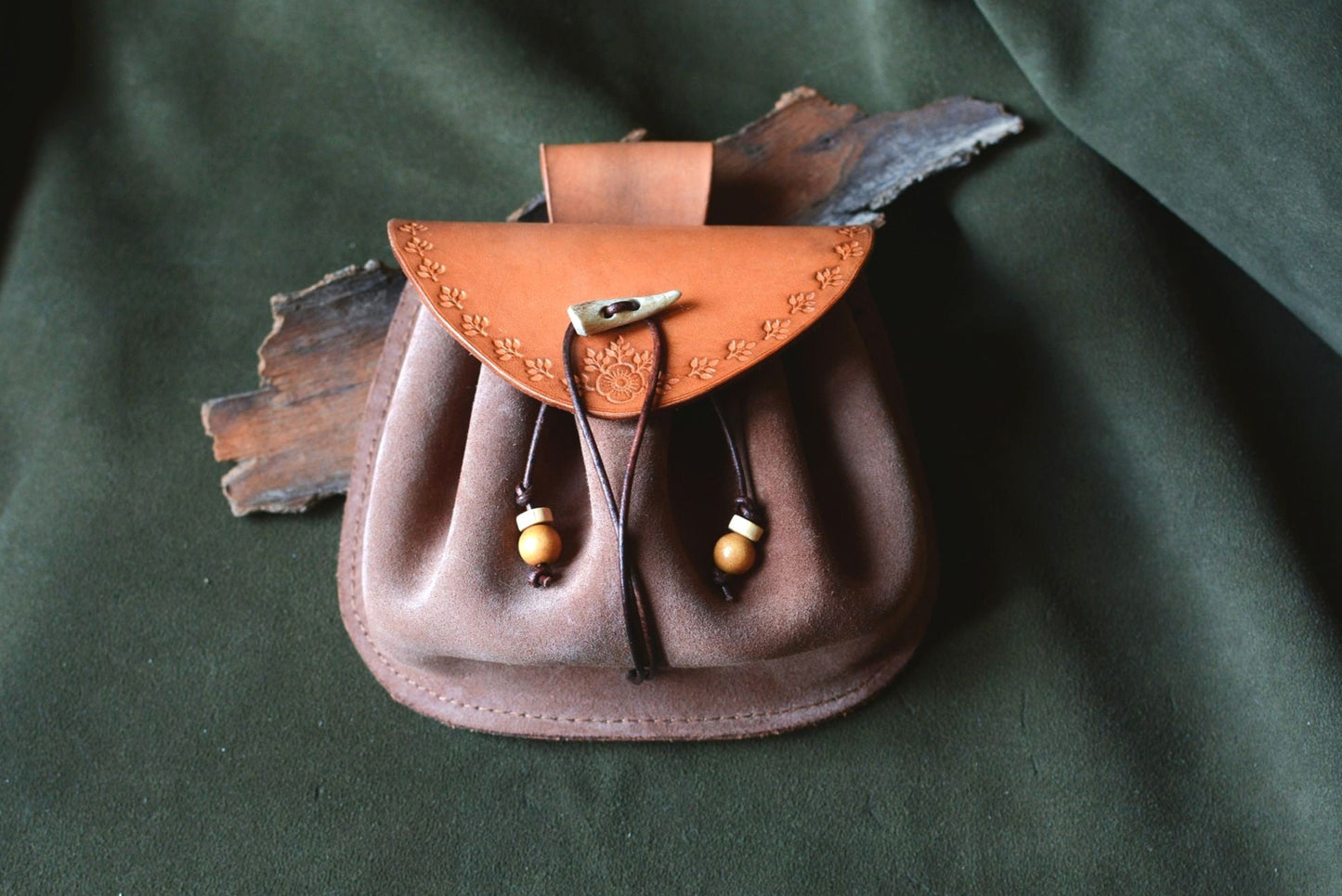 Bourse médiévale en cuir & bois de cerf